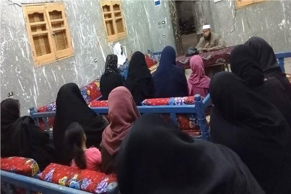 محافظ أسوان يتابع تنظيم عدد 35 من جلسات الدوار أستهدفت  توعية 1700 سيدة وفتاة ورجل