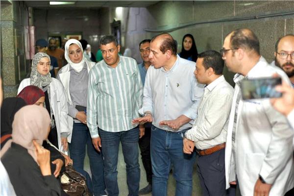 نائب وزير الصحة يشيد بأداء مستشفيات دمياط خلال جولة تفقدية