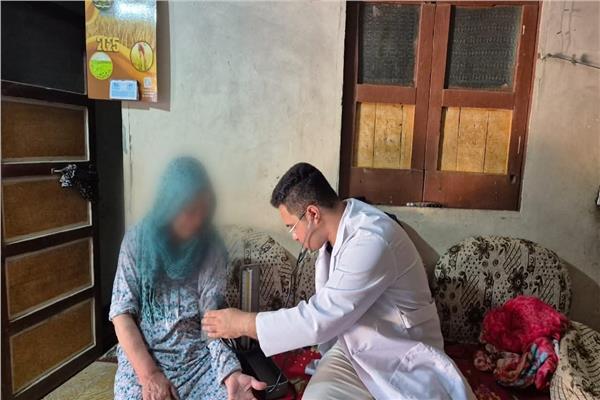 الفرق الطبية أثناء توقيع الكشف على المواطنين