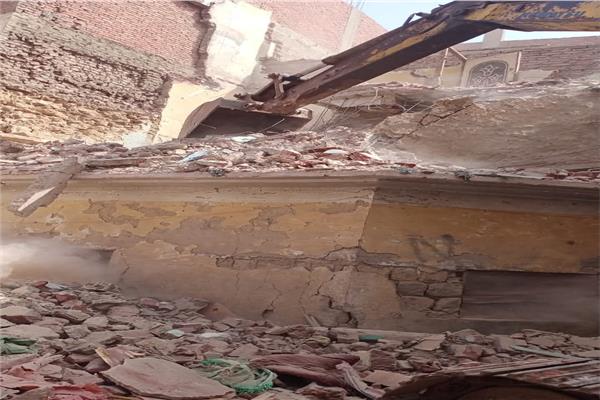 إزالة عقار آيل للسقوط غير مأهول بالسكان بالشرقية