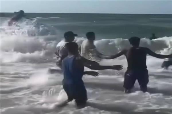 محاولة إنقاذ الضحايا من الغرق