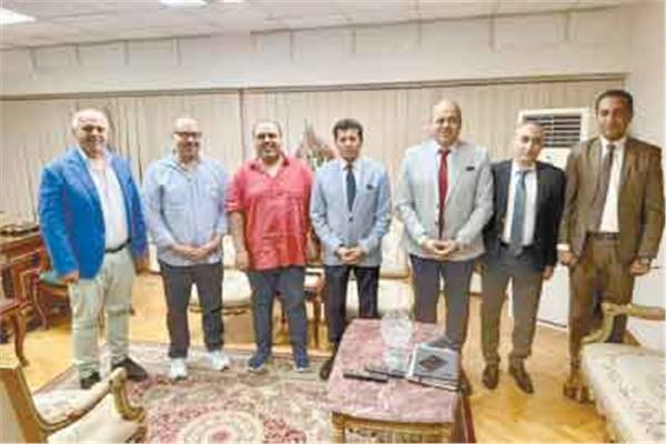 محرر «الأخبار» يتوسط وزير الرياضة ورئيس اللجنة الأوليمبية