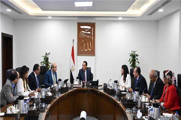 رئيس الوزراء يتابع الموقف التنفيذي لمشروع "مبنى 4" بمطار القاهرة الدولي