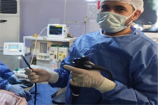 الفريق الطبي بقسم مناظير الكبد ينقذ طفلة بعد ابتلاعها عمله معدنية 