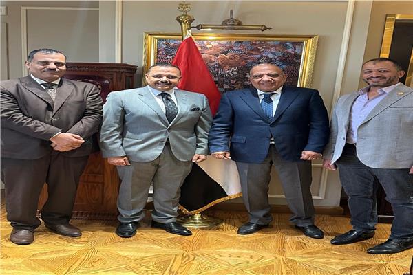 جانب من لقاء وزير الكهرباء بوفد نقابة العاملين بالمرافق 