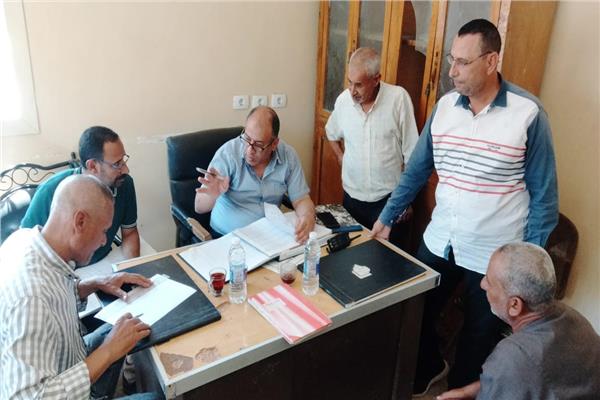 وكيل وزارة الزراعة بالبحيرة خلال زيارة جمعية الصفاصيف الزراعية 
