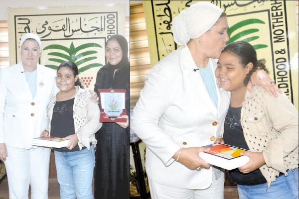 د. سحر السنباطى رئيسة المجلس القومى للطفولة والأمومة تقبل رأس هايدى