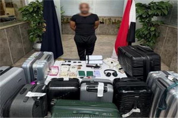الأمن يكشف ملابسات سرقة حقائب سيدتين بالقاهرة على يد سائق إحدى شركات النقل الذكي