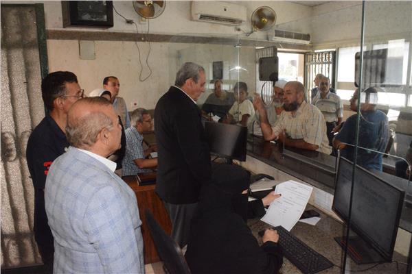 محافظ الغربية يستقبل طلباتهم بنفسه على شباك المركز التكنولوجي