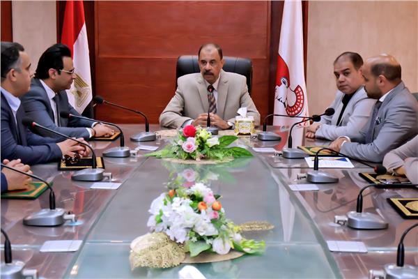 محافظ سوهاج يكرم وكيل  الصحة و9 من مديري الإدارات الفنية والوحدات  المعتمدة