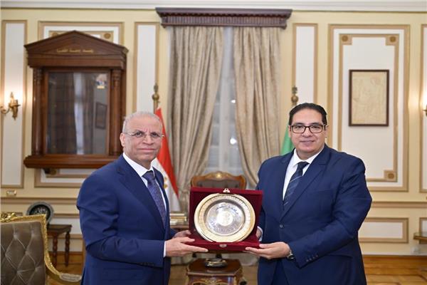 رئيس جامعة القاهرة يبحث مع السفير العراقي آفاق التعاون الأكاديمي