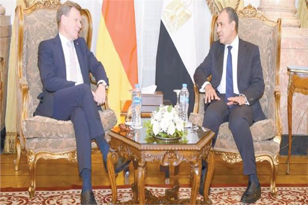 د. بدر عبدالعاطى وزير الخارجية أثناء لقائه مع نظيره الألمانى يوهان فاديفول