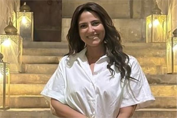 إطلالة مبهجة لـحنان مطاوع في شوارع المعز