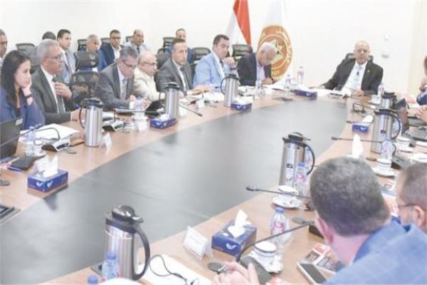 جانب من جلسة حوارية لمناقشة القرارات الوزارية لقانون العمل