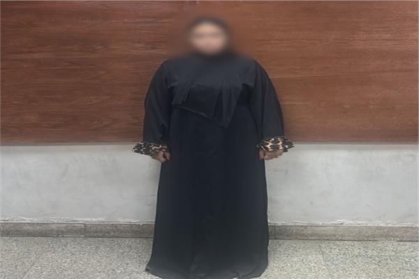 المتهمة بعد القبض عليها