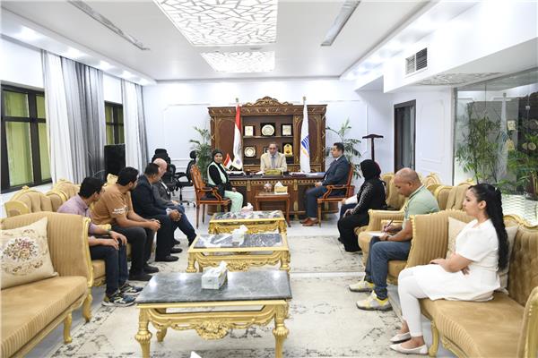 محافظ قنا يكرم قيادات الصحة وأطباء
