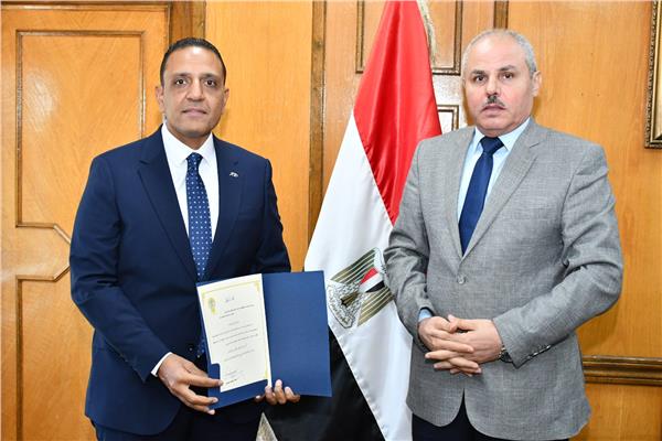  الدكتور أحمد عزمي عميدًا لكلية التجارة بجامعة قناة السويس  
