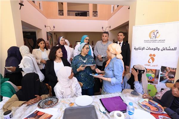 المستشارة أمل عمار تتفقد أنشطة المجلس القومي للمرأة المقامة بمدينة شلاتين