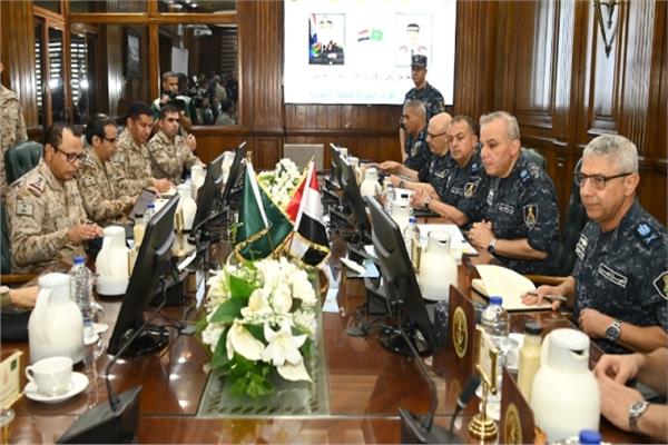 جلسة مباحثات بين قائد القوات البحرية ورئيس أركان القوات البحرية الملكية السعودية وعدد من القادة
