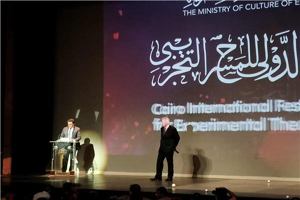 وزير الثقافة اثناء افتتاح مهرجان القاهرة الدولي للمسرح التجريبي