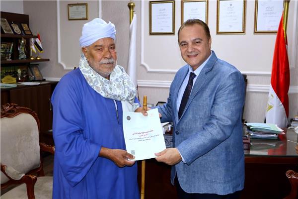 اللواء دكتور عبد الفتاح سراج محافظ سوهاج يسلم عقد التقنين