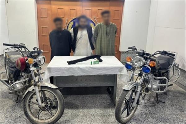 المتهمين وأمامهم المضبوطات