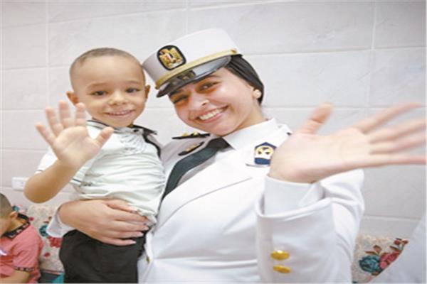 ضباط الشرطة يشاركون الأطفال احتفال المولد