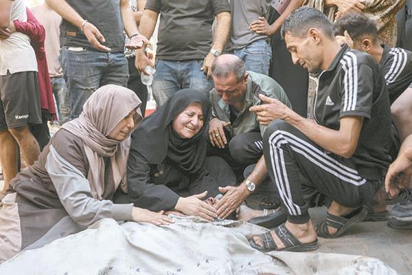 بكاء ونحيب على شهداء قصف الاحتلال على مستشفى الشفاء بغزة