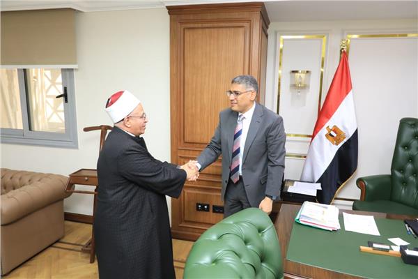 محافظ الجيزة يستقبل مدير مديرية الاوقاف الجديد لبحث خطط العمل والرؤى المستقبلية