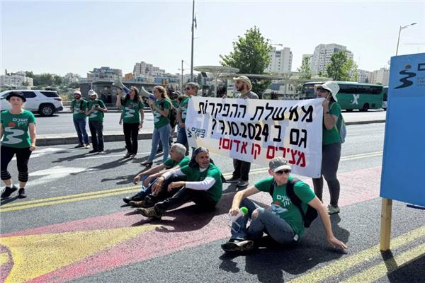  محتجون إسرائيليون يغلقون محيط الكنيست في القدس الغربية بسياراتهم 