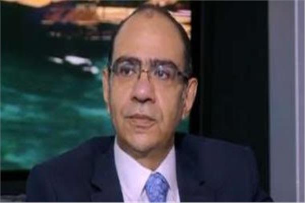 حسام حسني  الأستاذ بقسم الأمراض الصدرية بكلية الطب