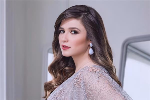 الفنانة ياسمين عبد العزيز