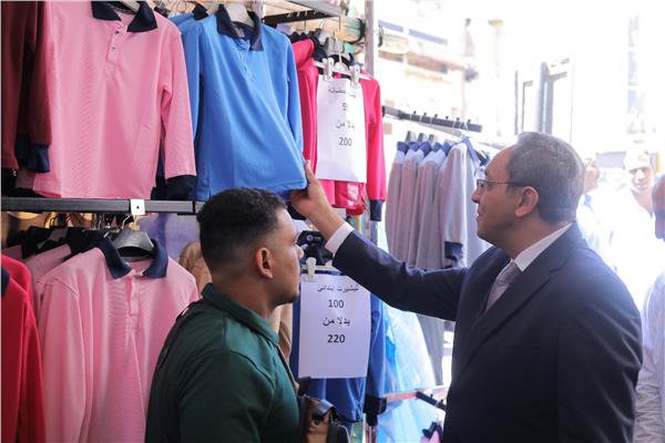 افتتاح معرض "أهلا مدارس" لتوفير المستلزمات الدراسية بأسعار مخفضة في قنا 