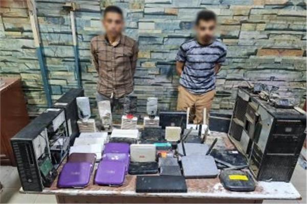 المتهمان وأمامهم المضبوطات