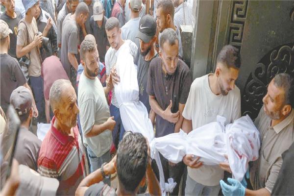 فلسطينيون يحملون ضحايا العدوان الإسرائيلى