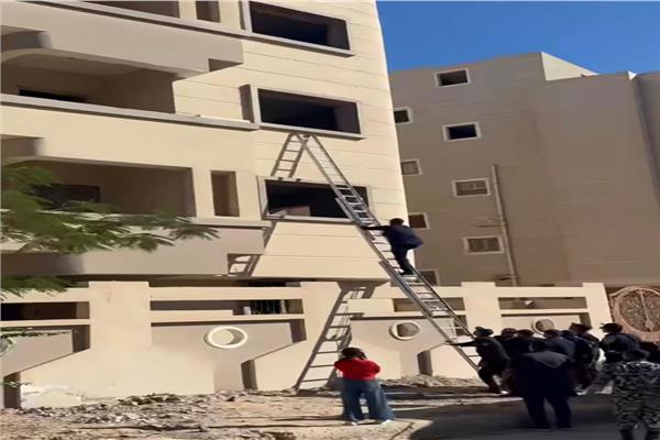 رجال الحماية المدنية أثناء إنقاذ القطة