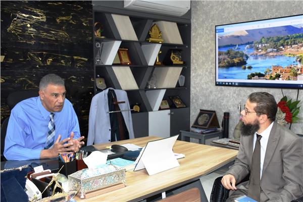محافظ أسوان يشدد على تكثيف الحملات التموينية وضبط الأسواق
