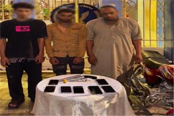 المتهمون بسرقة الهواتف المحمولة