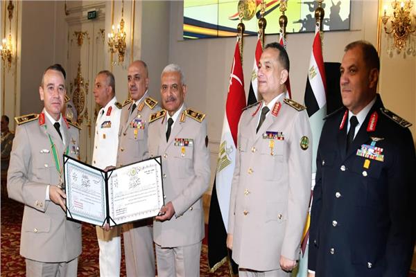 وزير الدفاع خلال تكريم القادة