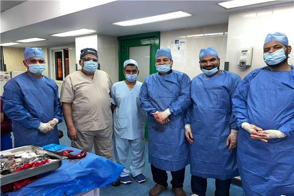 فريق طبي بمستشفيات سوهاج الجامعيه ينجح فى اجراء اصعب وادق العمليات الجراحية على مستوى العالم