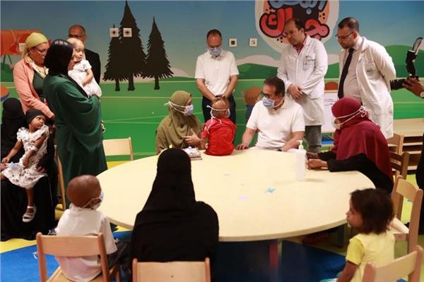وزير الصحة والسكان يرافقه محافظ الأقصر يتفقدان مستشفى شفاء الأورمان