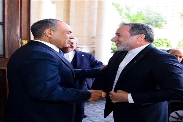 وزير الخارجية يستقبل نظيره الإيراني بالقاهرة 