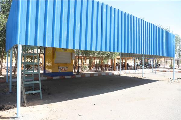 تركيب مظلات جديدة بالمستشفى الجامعي