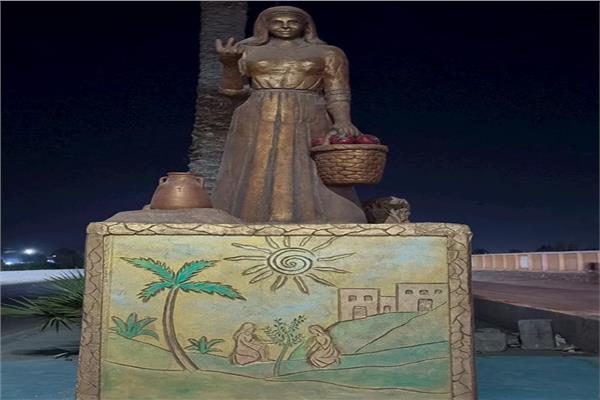 التمثال الشهير المعروف بـ"ملكة الفراولة"