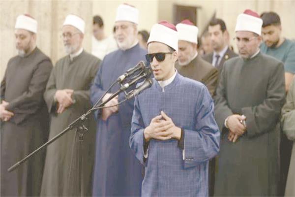 طلبة الأزهر خلال إمامتهم المصلين
