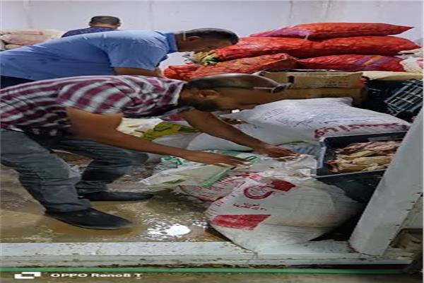 ضبط 3 أطنان برجر وسجق