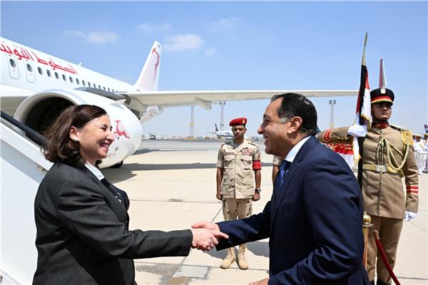 رئيس الوزراء يستقبل نظيرته التونسية بمطار القاهرة الدولي