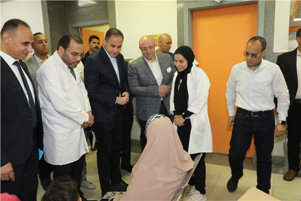 نائب وزير الصحة ومحافظ بني سويف خلال الجولة 
