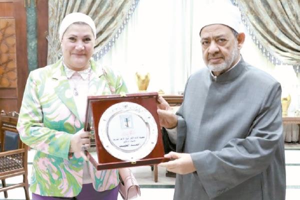الإمام الأكبر د.أحمد الطيب خلال استقباله د. سحر السنباطى