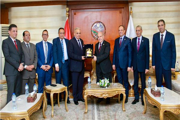 رئيس هيئة النيابة الإدارية خلال استقباله رئيس وأعضاء نادي قضاة مصر